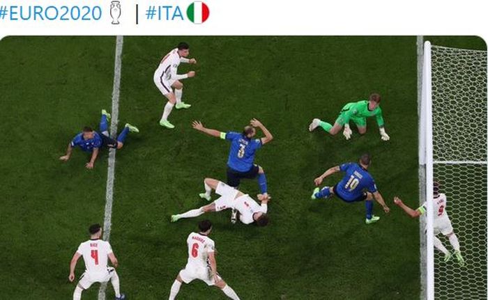 Bek timnas Italia, Leonardo Bonucci, mencetak gol ke gawang timnas Inggris dalam laga final EURO 2020 di Stadion Wembley, Minggu (11/7/2021).