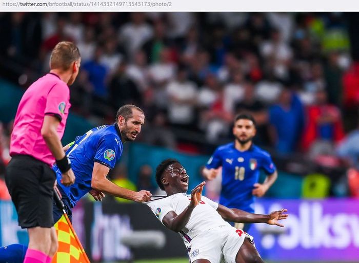 Bek timnas Italia, Giorgio Chiellini, melanggar winger timnas Inggris, Bukayo Saka, dalam laga final EURO 2020 di Stadion Wembley, Minggu (11/7/2021).