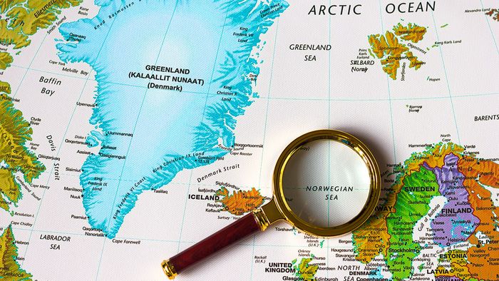 Hiu Greenland berenang di lautan dengan perlahan-lahan. Mereka dapat ditemukan di sepanjang perairan Atlantik Utara yang dingin dan dalam.