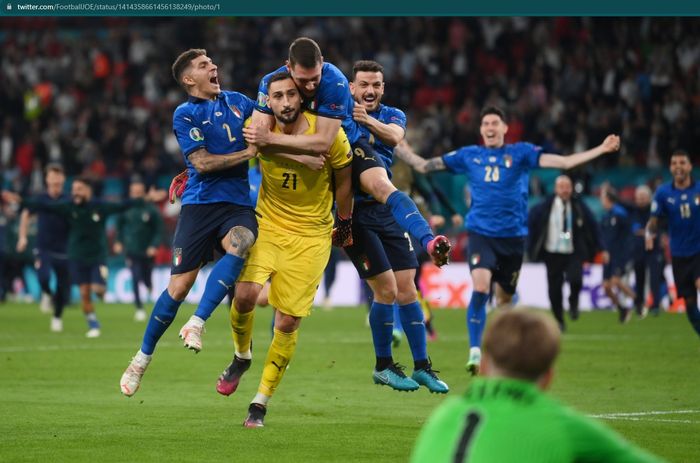 Ekspresi kiper timnas Italia, Gianluigi Donnarumma setelah berhasil menepis tendangan penalti Bukayo Saka.