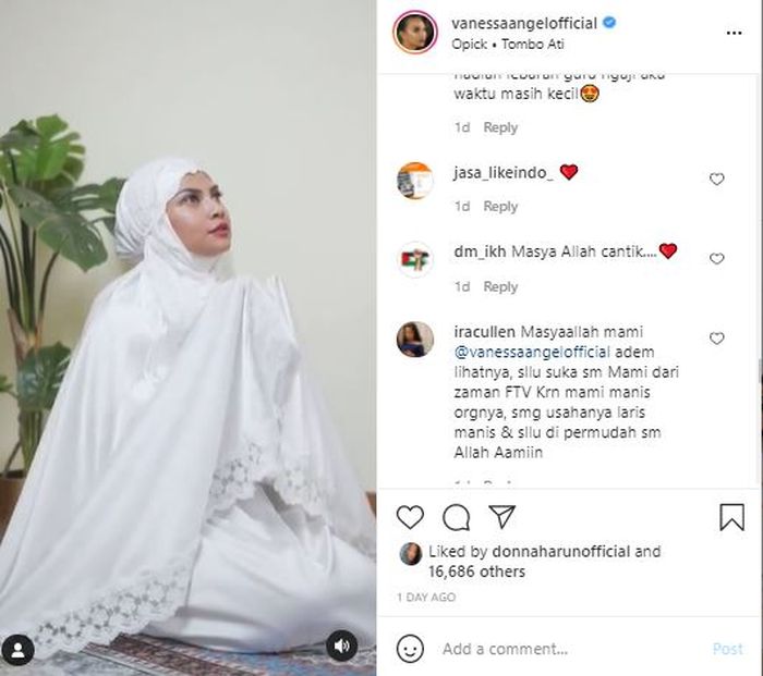 Penampilan Vanessa Angel yang elegan dalam balutan mukena