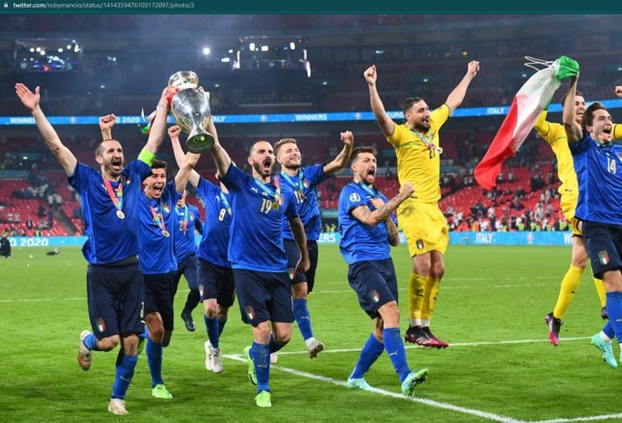 Timnas Italia sukses menjadi juara EURO 2020 setelah mengalahkan timnas Inggris di final dengan adu penalti.