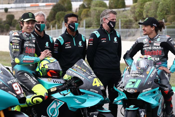 Anggota inti tim Petronas Yamaha SRT. Dari kiri: Valentino Rossi, Manajer Tim Wilco Zeelenberg, Kepala Tim Razlan Razali, Direktur Tim Johan Stigefelt, dan Franco Morbidelli. 