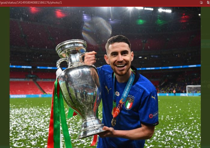 Momen Jorginho berpose dengan trofi EURO 2020 usai timnas Italia berhasil mengalahkan timnas Inggris di babak final.