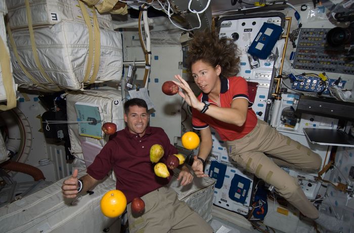 Gayaberat mikro ialah sebab atronot kehilangan masa otot di luar angkasa. (NASA)