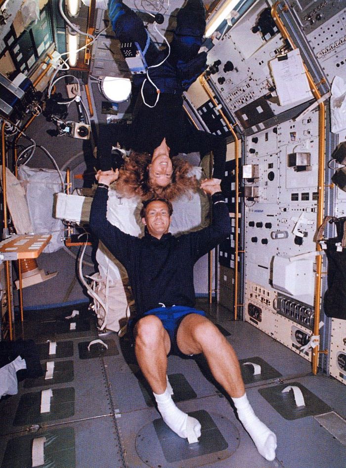 Jan Davis dan Mark Lee menikah sebelum mereka pergi ke luar angkasa dengan Endeavour selama misi STS-47.