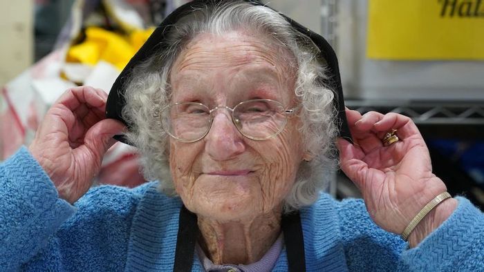 Beryl Wyld, sukarelawan Salvation Army yang berusia 93 tahun, melakukan pendekatan yang tepat untuk kesehatan emosional dan fisik. Ia terus mempertahankan keterlibatannya dengan aktivitas-aktivitas yang ia pedulikan.