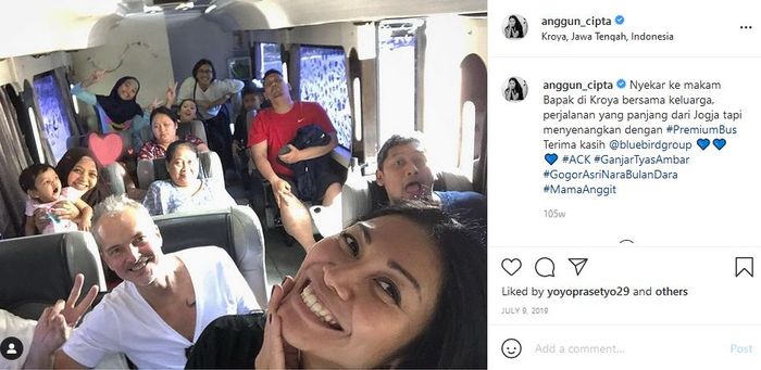 Anggun dan keluarganya saat nyekar ke makam sang ayah