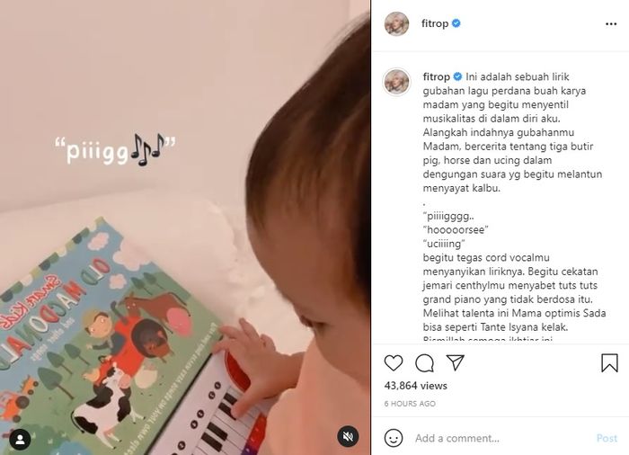 Unggahan Fitri Tropica saat putrinya bermaian alat musik.