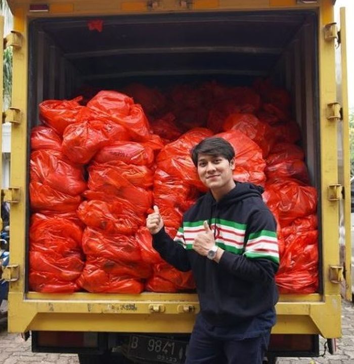 Rizky Billar berbagi bingkisan untuk masyarakat sekitar.