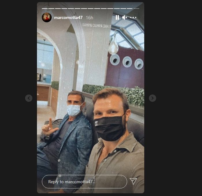 Marco Motta dan Angelo Alessio saat memberi salam perpisahan pada suporter Persija (15/7/2021). 