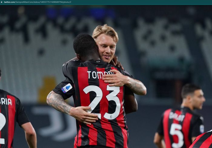 Duet bek tengah AC Milan musim lalu, Simon Kjaer dan Fikayo Tomori.