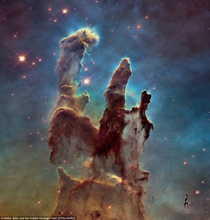 Pillars of Creation, sebuah foto kumpulan awan antarbintang di Nebula Elang yang diambil teleskop Hubble.