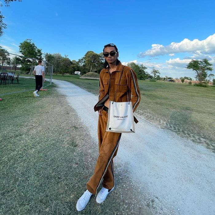 OOTD Raihan saat kenakan one set beludru.