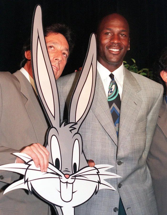 Pembuat film Ivan Reitman dan Michael Jordan berpose dengan potongan Bugs Bunny. (Getty Images)