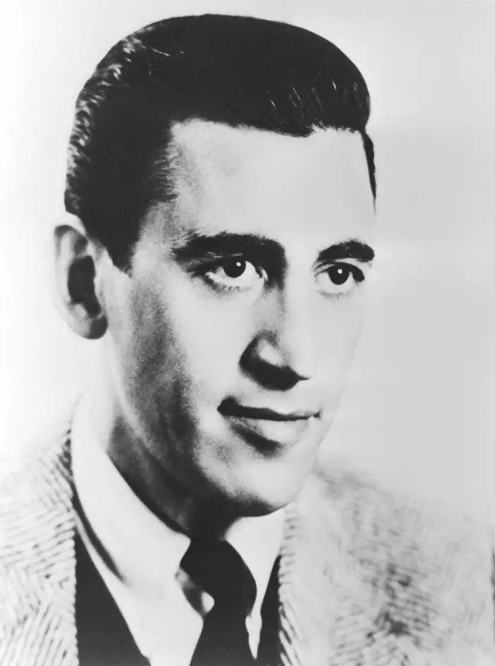 Sebelum menjadi terkenal berkat The Catcher in the Rye, J.D. Salinger bertempur dalam Perang Dunia II dan membantu menginvasi Pantai Utah pada D-Day.