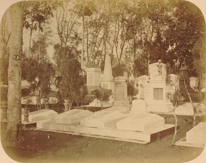 Warga menjuluki permakaman ini sebagai Kebon Jahe Kober atau Kuburan Kebon Jahe, yang resmi digunakan pada 28 September 1795.