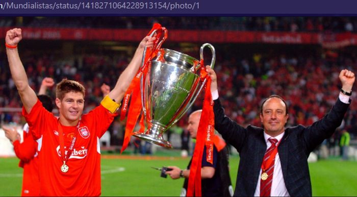 Eks pemain dan pelatih Liverpool, Steven Gerrard dan Rafael Benitez, saat mengangkat trofi Liga Champions pada musim 2004-2005. 