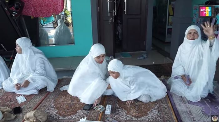 Perbincangan Ayu Ting Ting yang memberi pengertian Bilqis agar tidak makan dan minum sebelum sholat Idul Adha