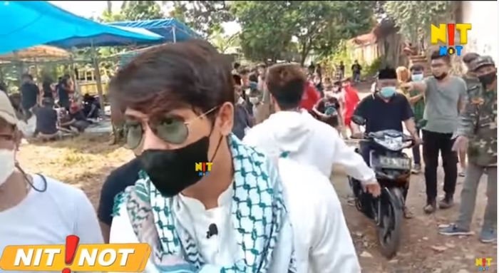 Pernjelasan Rizky Billar bahwa pernikahan Rizky Billar dan Lesty Kejora ditunda.