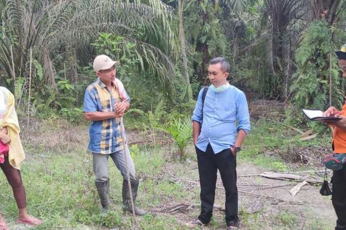 Ayah dan ibu kandung bersama Tim SAR Pekanbaru ikut mencari anaknya yang hilang, Agnes Sofiani Wau (6) di Bukit Jin, Kota Dumai, Riau, Jumat (23/7/2021).