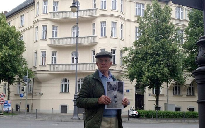 Edgar Feuchtwanger berdiri di luar bekas rumah Hitler di Prinzregentenplatz 16 di Munich, Jerman.