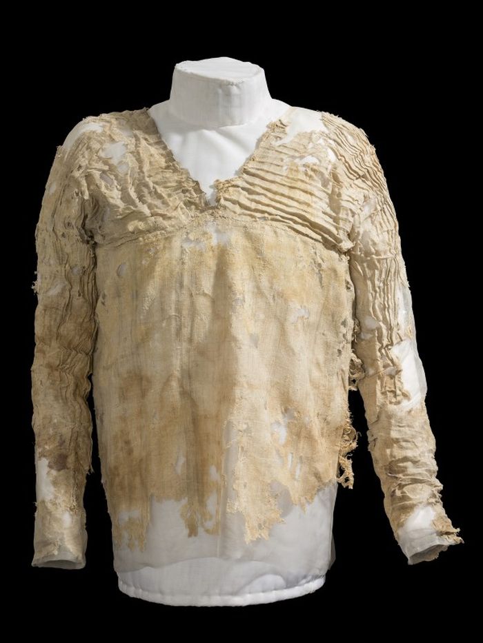 Gaun ini ditemukan arkeolog Petrie di permakaman 'Mastaba 2050' pada 1913. Kurator The Petrie Museum telah meneliti bahwa usianya 5.000 tahun, yang menjadikannya gaun tertua di dunia.