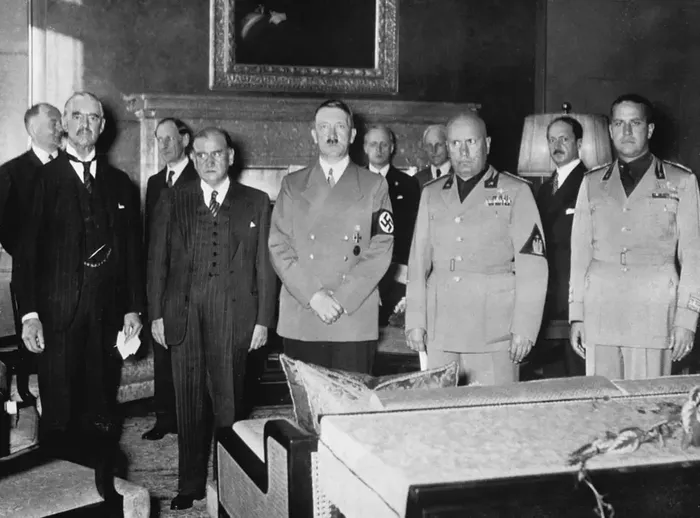 Hitler bertemu dengan rekan-rekannya dari Inggris, Prancis, dan Italia di kantornya di Munich pada 1938.