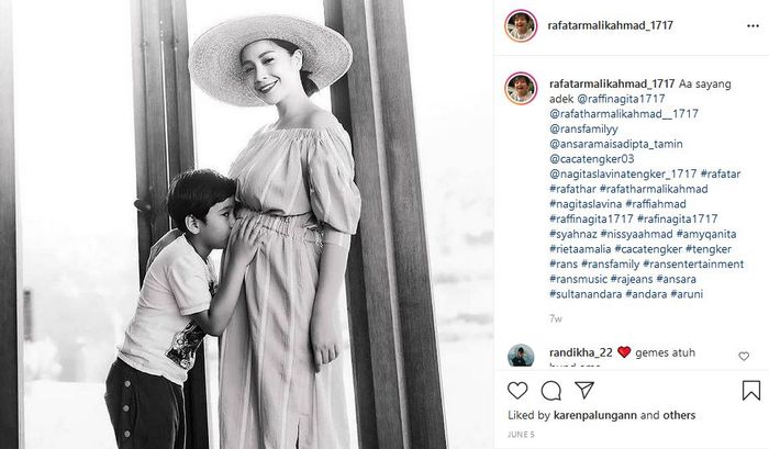 Potret Rafathar cium baby bump Nagita 