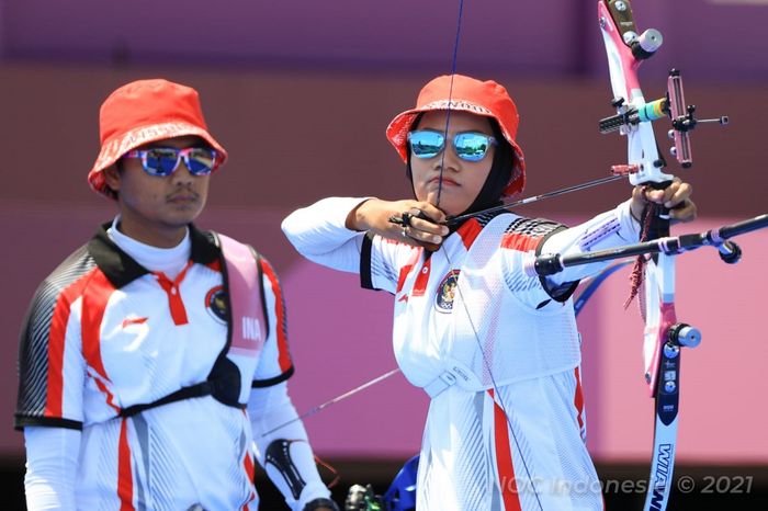 Aksi atlet panahan Indonesia, Riau Ega Agatha Salsabila dan Diananda Choirunisa, pada perdelapan final beregu campuran Olimpiade Tokyo 2020 di Yumenoshima Final Field, Jepang, 24 Juli 2021.