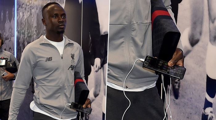 Winger Liverpool, Sadio Mane sering terlihat menenteng HP yang kondisi layarnya sudah retak dan pecah.