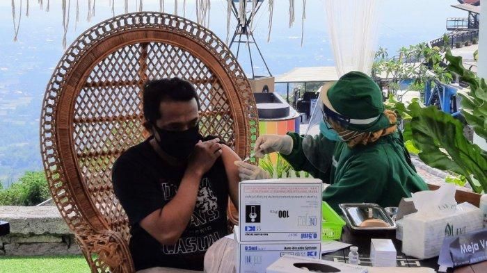 Sentra vaksinasi di Heha Sky.