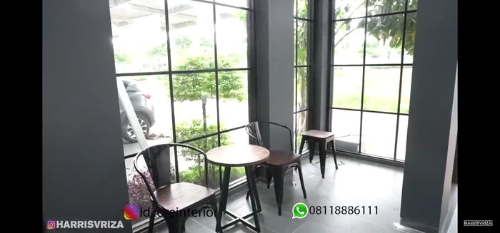 Teras rumah artis Harris Vriza.