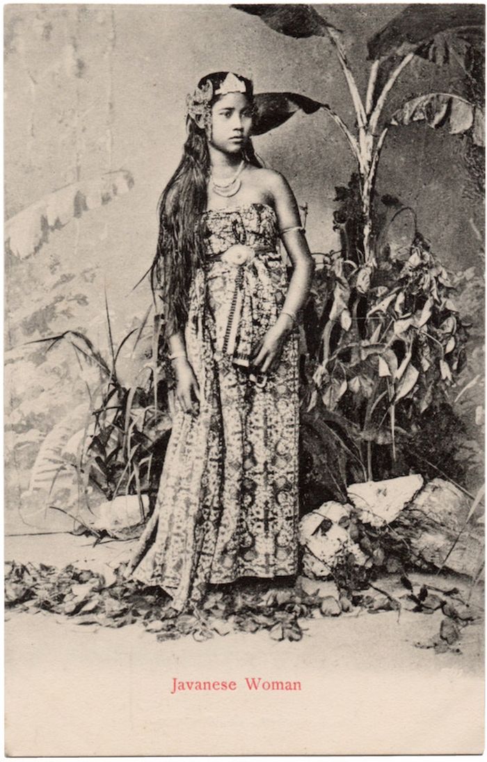 Kartu pos yang menampilkan seorang perempuan Jawa yang diterbitkan Lambert & Co. Singapore, sekitar 1900. Fotografernya, Gustav Richard Lambert (1846-1907). Lukisan latar belakangnya meniru suasana lingkungan, tampaknya bertujuan untuk memperkuat prasangka bahwa orang Jawa hidup dekat dengan alam.