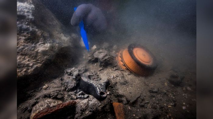 Tanah kuburan kuno dan artefaknya yang ditemukan di Thonis Heracleion, kota bawah laut di Mesir.