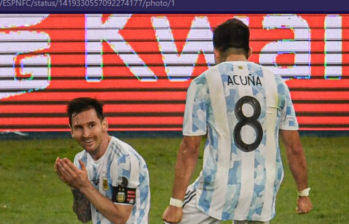 Pemain timnas Argentina, Marcos Acuna, rela mengganti background ponselnya dari foto anak-anaknya menjadi potret dirinya dengan Lionel Messi.