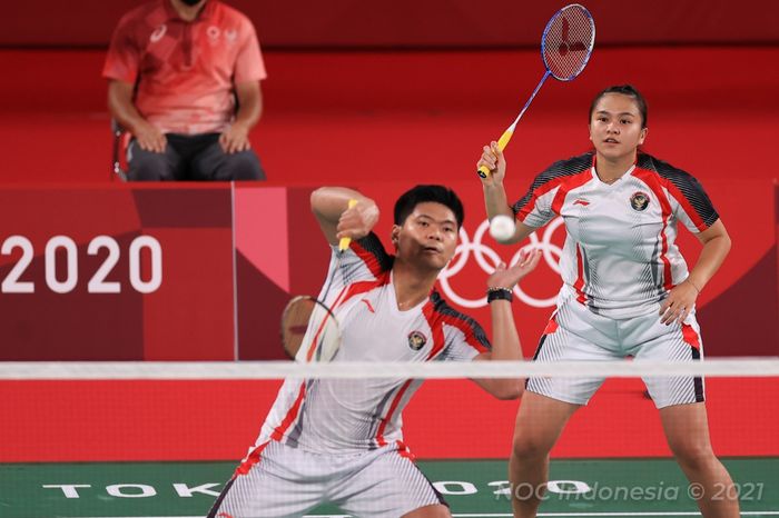 Pasangan ganda campuran Indonesia, Praveen Jordan/Melati Daeva Oktavianti, saat menjalani pertandingan melawan Zheng Si Wei/Huang Ya Qiong (China) pada babak perempat final Olimpiade Tokyo 2020 di Musashino Forest Sport Plaza, Tokyo, Jepang, Rabu (28/7/2020).