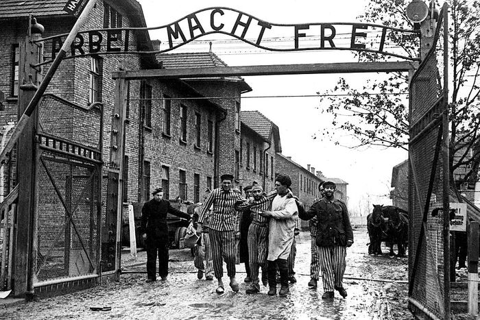 Tentara Soviet membebaskan tawanan Yahudi di Kamp Konsentrasi Auschwitz pada akhir Perang Dunia Kedua.