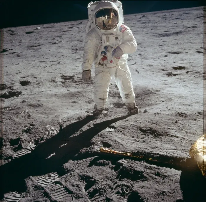 Foto Buzz Aldrin berjalan di Bulan.