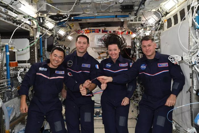 Stasiun ini dipimpin oleh astronot Jepang, Akihiko Hoshide dari Japan Aerospace Exploration Agency dan merupakan rumah bagi tiga astronot Amerika, dua kosmonot Rusia, dan satu astronot Prancis dengan Badan Antariksa Eropa. Dan rupanya, para kru memasuki semangat Olimpiade dengan permainan kosmik mereka sendiri. (Thomas Pesquet)