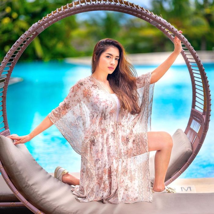 Penampilan liburan ala Angel Karamoy.