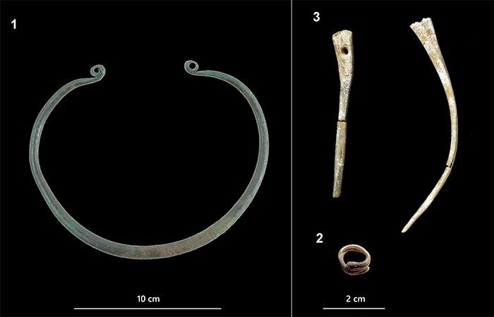 Cincin leher perunggu, cincin rambut emas, peniti/jarum tulang yang ditemukan di dalam guci.