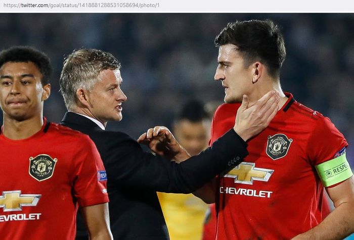 Pelatih Manchester United, Ole Gunnar Solskjaer, berbicara dengan Harry Maguire.