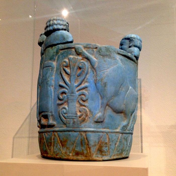 Faience Biru Mesir yang diimpor dari Italia dari Suriah Utara dan diprosuksi pada 750 - 850 SM.