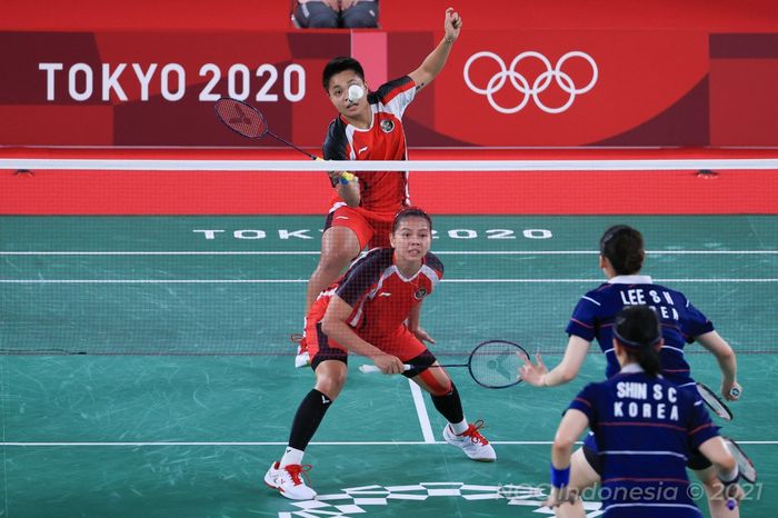 Pasangan ganda putri Indonesia, Greysia Polii/Apriyani Rahayu, saat menjalani pertandingan melawan Lee So-hee/Shin Seung-chan (Korea Selatan) pada babak semifinal Olimpiade Tokyo 2020 di Musashino Forest Sport Plaza, Tokyo, Jepang, Sabtu (31/7/2021).