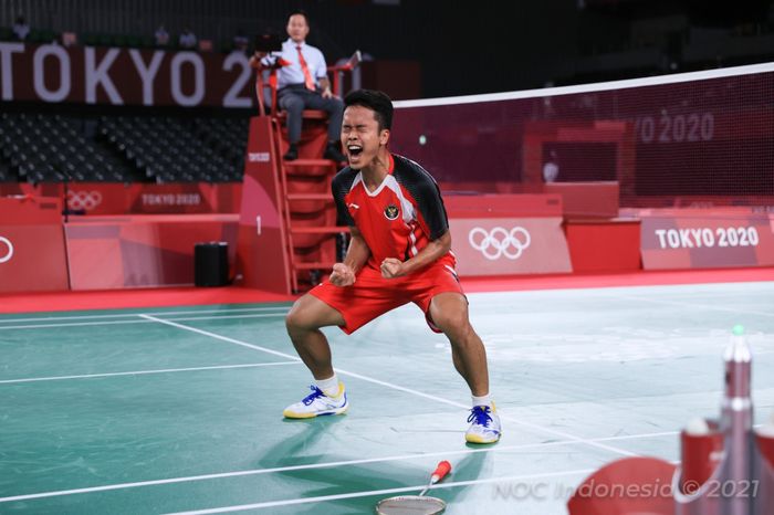 Pebulu tangkis tunggal putra Indonesia, Anthony Sinisuka Ginting, melakukan selebrasi usai memastikan kemenangan atas Anders Antonsen pada babak perempat final Olimpiade Tokyo 2020 di Musashino Forest Sport Plaza, Tokyo, Jepang, Sabtu (31/7/2021).