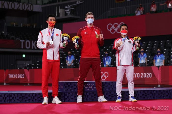 Dari kiri ke kanan, Chen Long (China), Viktor Axelsen (Denmark), dan Anthony Sinisuka Ginting (Indonesia) di podium tunggal putra Olimpiade Tokyo 2020 di Musashino Forest Plaza, Senin (2/8/2021).