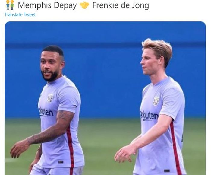 Momen Frenkie de Jong (kanan) dan Memphis Depay (kiri) saat bermain bersama untuk Barcelona dalam laga uji coba melawan Girona.