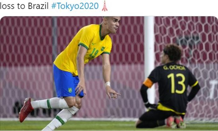 Kiper timnas Meksiko, Guillermo Ochoa, duduk lemas dalam laga semifinal Olimpiade Tokyo 2020 kontra timnas Brasil di Stadion Kashima Soccer, Selasa (3/8/2021).