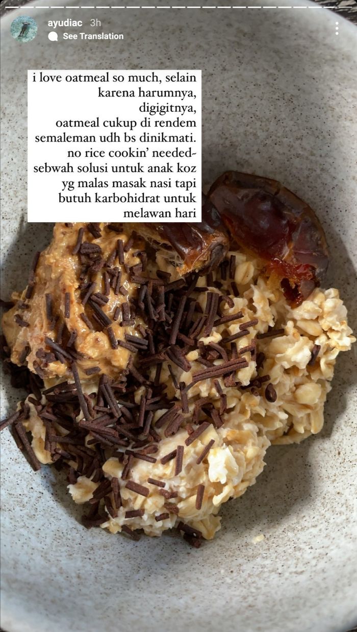 Unggahan Ayudia Bing Slamet yang sedang mengonsumsi overnight oatmeal.
